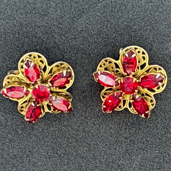 The Unbranded Brand Jewelry - Red Star Flower Rhinestone Vintage Gold Tone Lacy Petal Pin Clip On Filigree